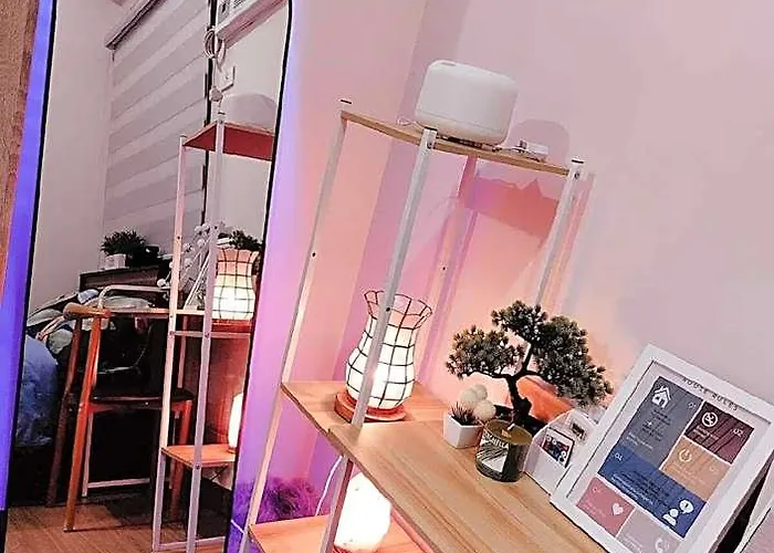 Tal Staycation
1 Bed /bath/kitchen
Neflix
Internet 호텔